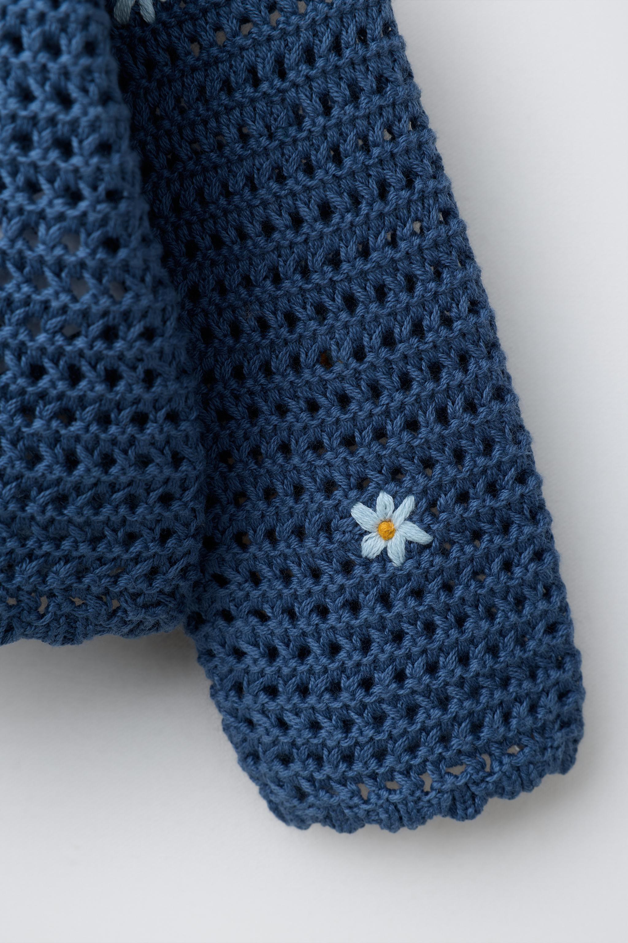 GILET EN MAILLE AJOURÉ À FLEURS BRODÉES